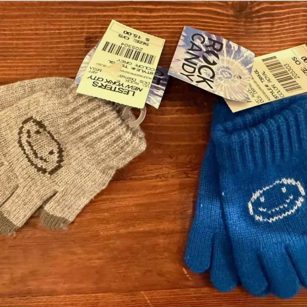 NWT AMAZING LIMITED EDITION MOLO UNISEX GLOVES  YOU GET BOTH PAIRS  YOUR KIDS